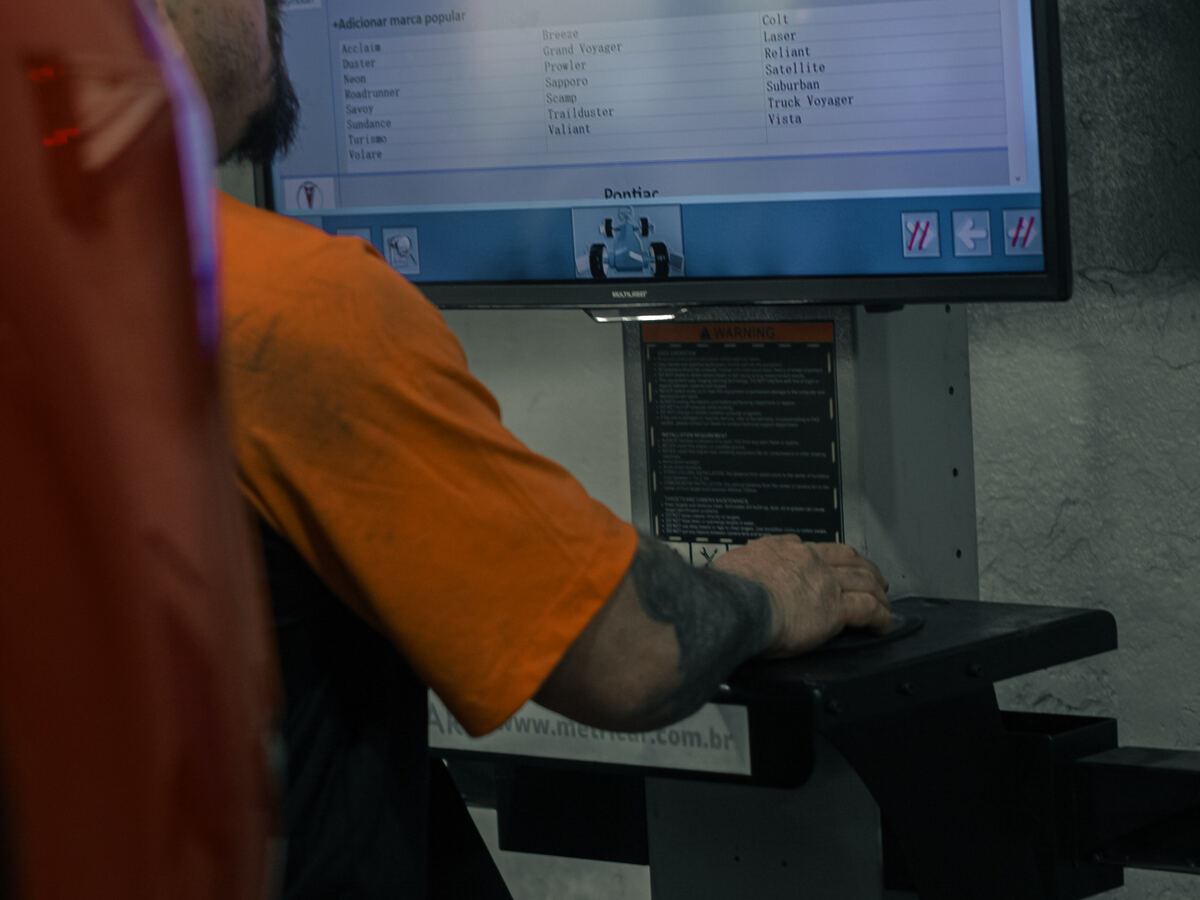 Ângulos exibidos na tela do alinhador computadorizado