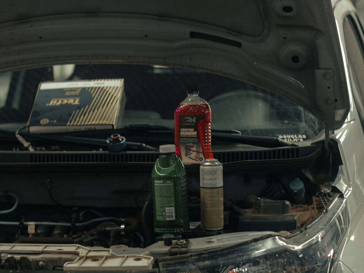 Motor aberto durante a troca de óleo e dos filtros