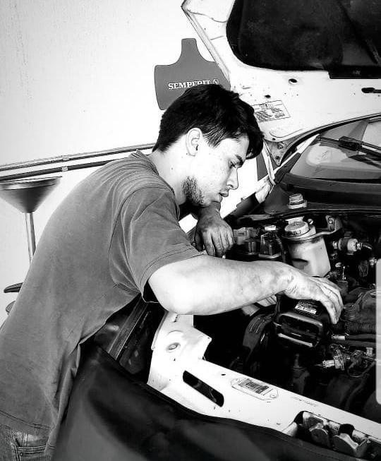 Mecânico trabalhando no motor no começo da Math's Car