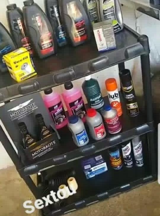 Prateleira de produtos no começo da oficina