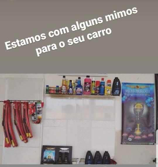 Produtos automotivos na parede de uma unidade antiga