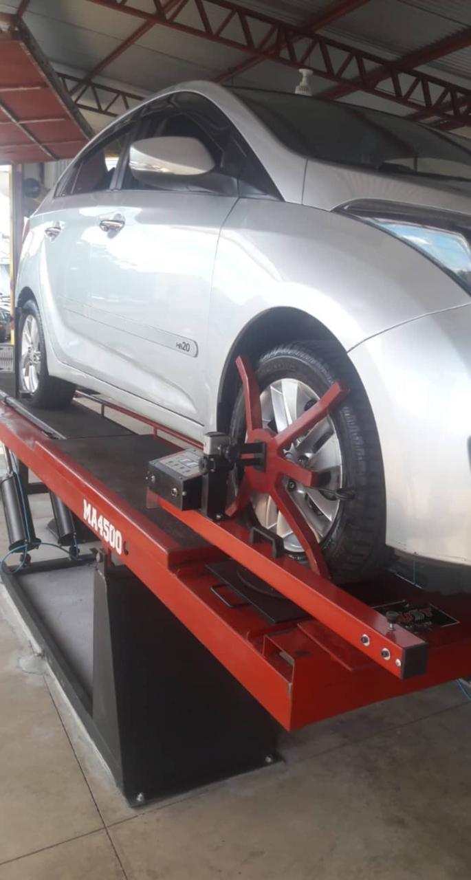 Carro na rampa de alinhamento em uma unidade antiga