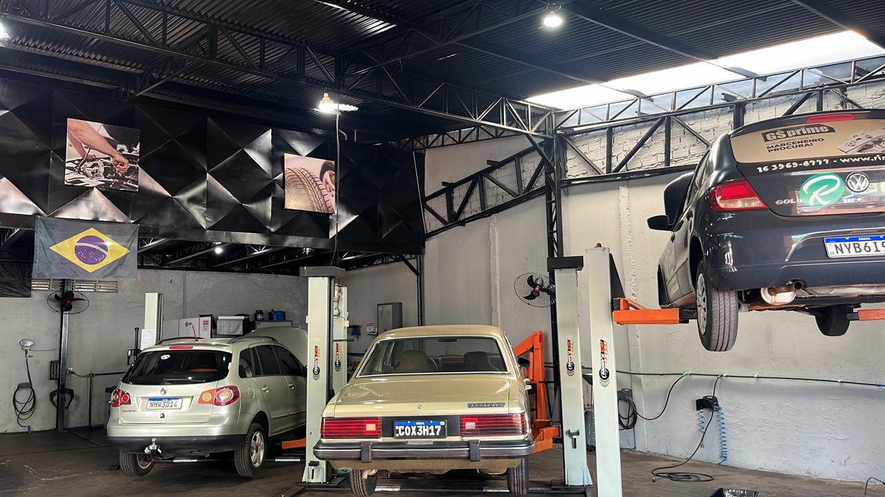Carros nos elevadores na fase de crescimento